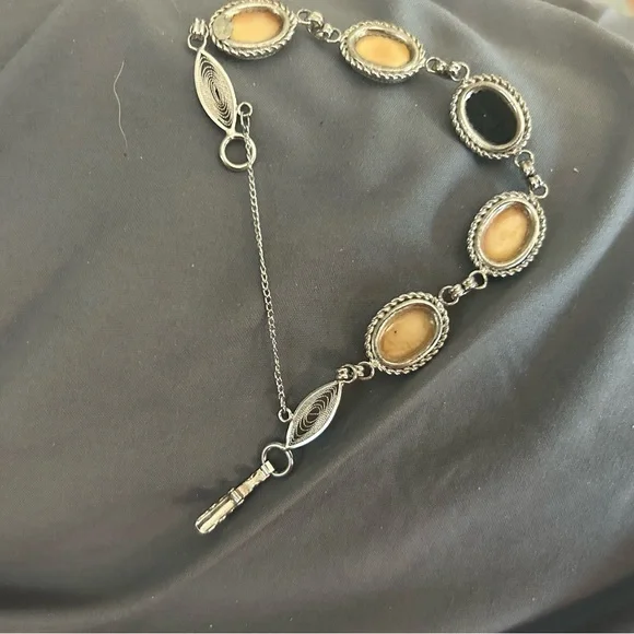 Vintage Elegant Silver and Black Scrimshaw Bracelet - Picture 4 of 4